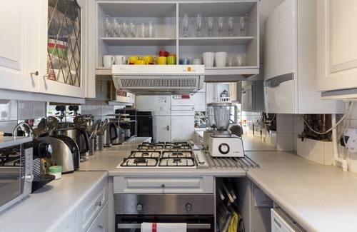 Islington Apartment | ★ Spacious 2 BEDROOMS & Terrace TOWN HALL Angel, Sleeps 5-7