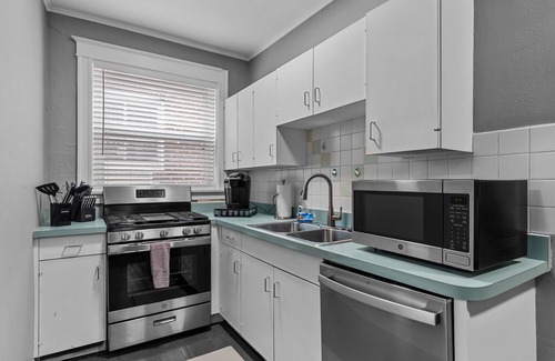 Northampton Apartment | Spacious 2 BR Balcony Hideaway