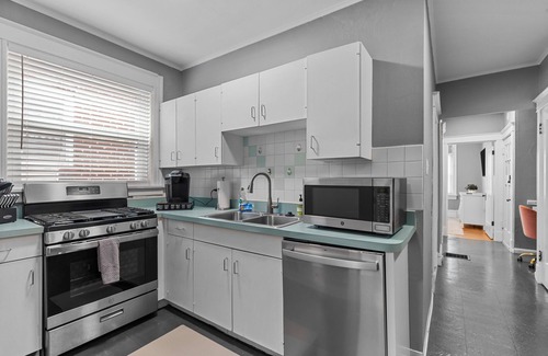Northampton Apartment | Spacious 2 BR Balcony Hideaway
