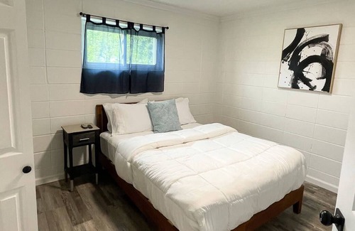 Kreole Apartment | Spacious 2 Queens 1 Bath 3 TVs Full Kitchen
