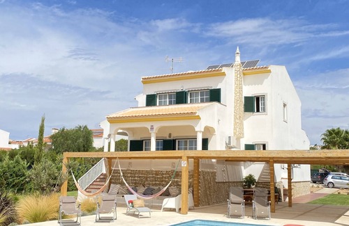 Castro Marim Villa | Spacious 2-storey villa with swimming pool and large garden, 6 minutes from Praia Verde.