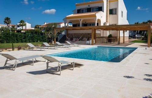 Castro Marim Villa | Spacious 2-storey villa with swimming pool and large garden, 6 minutes from Praia Verde.