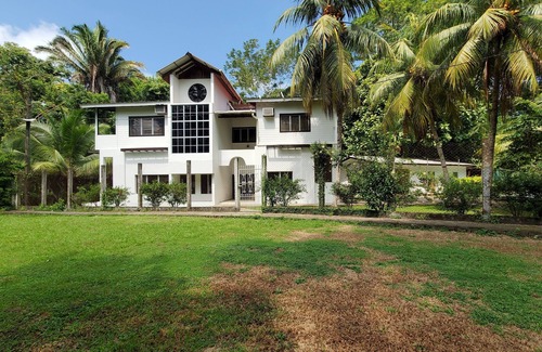 Omoa House | Spacious 2-story house with large green areas, swimming pool and close to the beach.