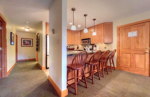 Crested Mountain Village Condo | Spacious 2 bedroom, Close Walk to the Base Area, Outdoor Hot Tub, Sleeps 6