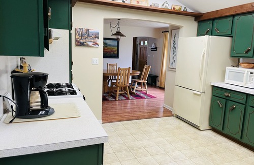 Roscommon House | Spacious 2200 Sq Ft- 3 bedroom/3 bathroom house in downtown Roscommon