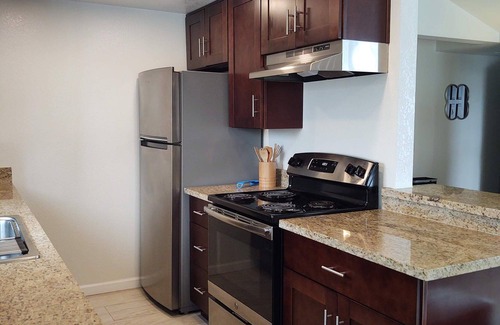Pacific Beach Apartment | Spacious 2bd 2ba Beach Apt, near restaurants, entertainment & shopping.