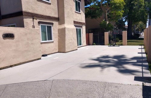 Pacific Beach Apartment | Spacious 2bd 2ba Beach Apt, near restaurants, entertainment & shopping.