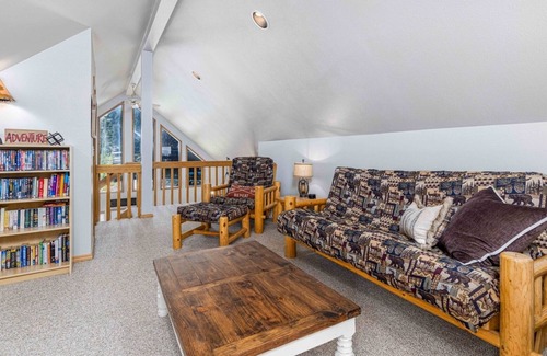 Snoqualmie Pass House | Spacious 2BD Cabin, 5 Mins from Ski Hill, Sleeps 8