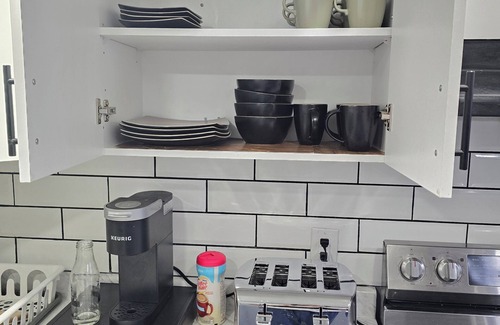 Halton Regional Municipality Apartment | Spacious 2Bd family suite with full kitchen. Centrally located.