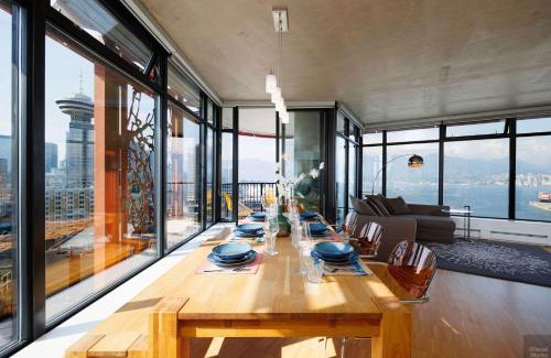 Gastown House | Spacious 2BD in Vancouver Patio with Ocean View