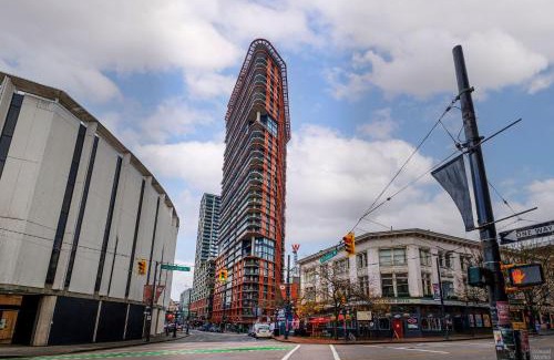 Gastown House | Spacious 2BD in Vancouver Patio with Ocean View
