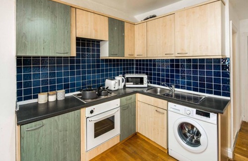 Golders Green Apartment | Spacious 2BDR Flat with Balcony near Golders Green