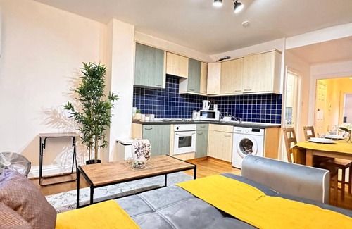 Golders Green Apartment | Spacious 2BDR Flat with Balcony near Golders Green