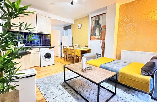 Golders Green Apartment | Spacious 2BDR Flat with Balcony near Golders Green