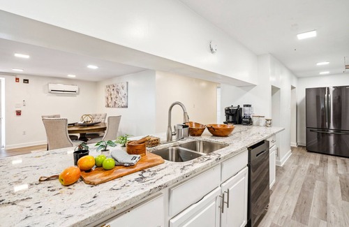 West Bristol House | Spacious 2bed room w/private deck sleep 6 & infant and toddler friendly!