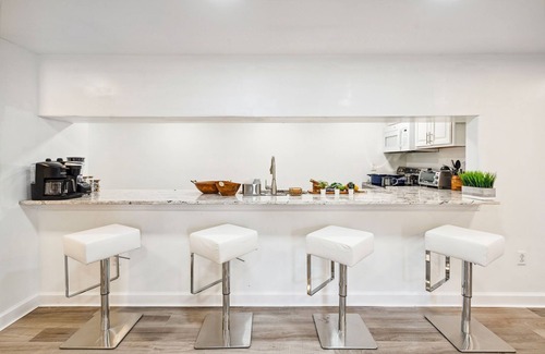 West Bristol House | Spacious 2bed room w/private deck sleep 6 & infant and toddler friendly!