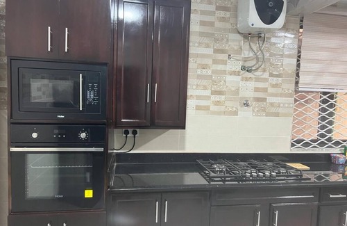Kumasi Apartment | Spacious 2Bedroom en-suite with Queen Beds+ Living Room+ HiSpeed WiFi + Kitchen