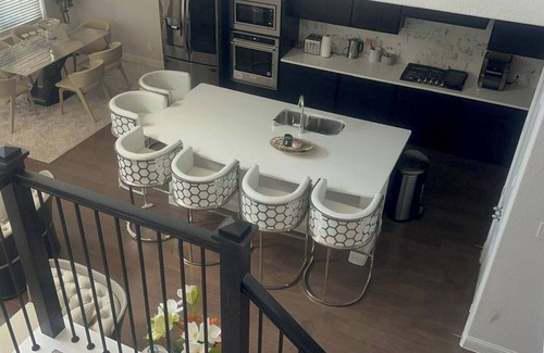 Sunnyvale House | Spacious 2Bedroom w/Fireplace Sleeps 4 Bbq Lake