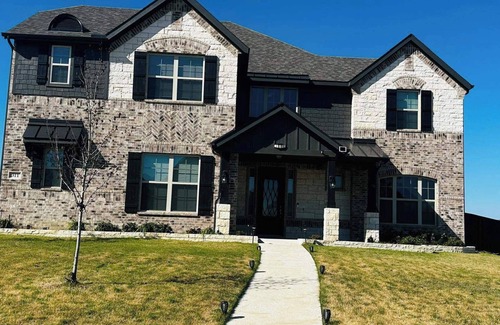 Sunnyvale House | Spacious 2Bedroom w/Fireplace Sleeps 4 Bbq Lake