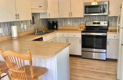 Salem Condo | Spacious 2BR/2.5 BA condo steps to lake, DOG FRIENDLY!