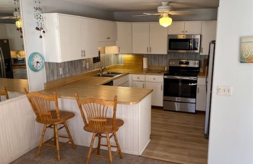 Salem Condo | Spacious 2BR/2.5 BA condo steps to lake, DOG FRIENDLY!