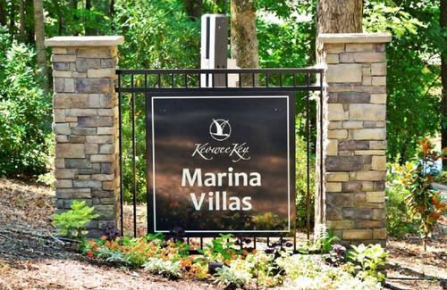 Salem Condo | Spacious 2BR/2.5 BA condo steps to lake, DOG FRIENDLY!