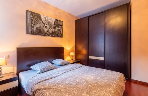 Limpertsberg Apartment | Spacious 2BR Apt w Terrace Pkg Near DT