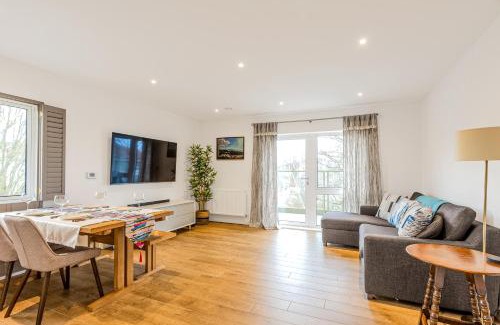 Camberwell Green Apartment | Spacious 2BR Apt with Balcony in Camberwell