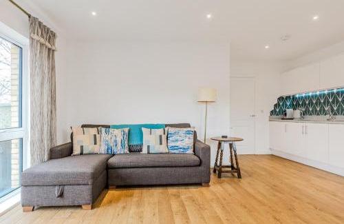 Camberwell Green Apartment | Spacious 2BR Apt with Balcony in Camberwell