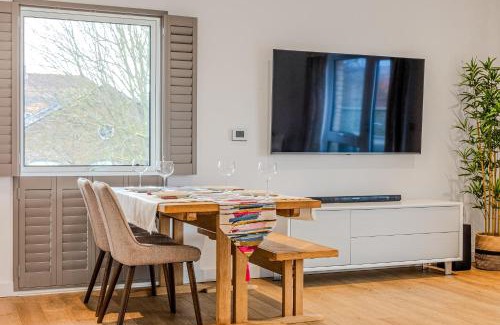 Camberwell Green Apartment | Spacious 2BR Apt with Balcony in Camberwell