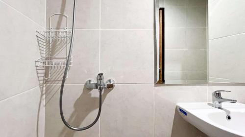Tetebatu Apartment | Spacious 2BR at Delft Ciputra Makassar Apartment By Travelio