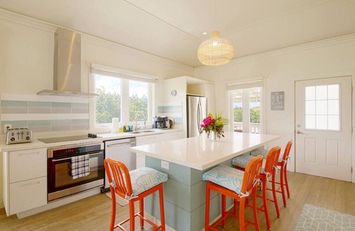 Governor's Harbour Apartment | Spacious 2BR 2BA Upstairs Designer Apartment Suite