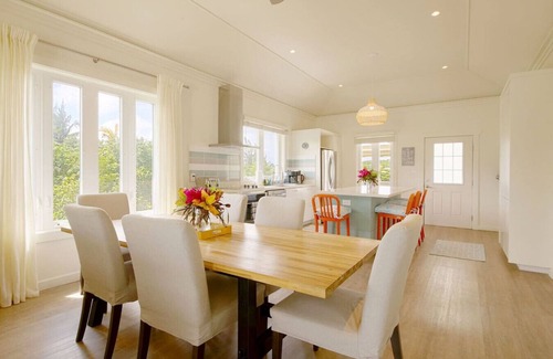 Governor's Harbour Apartment | Spacious 2BR 2BA Upstairs Designer Apartment Suite