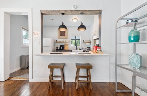 Central Oklahoma City House | Spacious 2BR Bungalow | $2000 monthly | Full Kitchen + Laundry #09