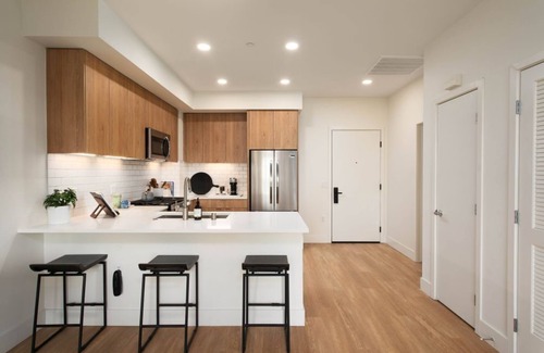 Burlingame Condo | Spacious 2BR Condo at One Adrian w Pool