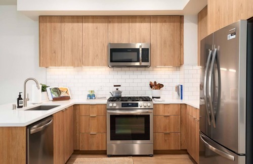 Burlingame Condo | Spacious 2BR Condo at One Adrian w Pool