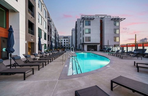 Burlingame Condo | Spacious 2BR Condo at One Adrian w Pool