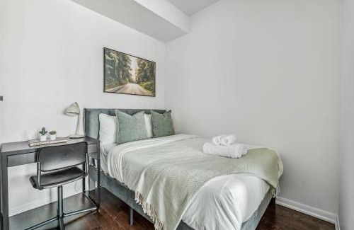 Fort York Apartment | Spacious 2BR Condo Downtown, Lakeshore, Parking