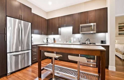 Shoreline West Apartment | Spacious 2BR | Full Kitchen & Laundry | Gym | Mountain View