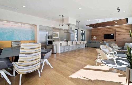 Shoreline West Apartment | Spacious 2BR | Full Kitchen & Laundry | Gym | Mountain View