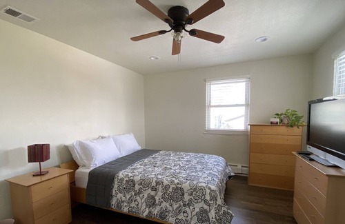 College View House | Spacious 2BR Home - 15 mins to Downtown & Red Rocks!