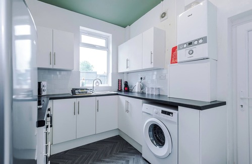 Droylsden House | Spacious 2BR House, Free Wi-Fi & Parking, Near Tram Stop, Close to City & Etihad