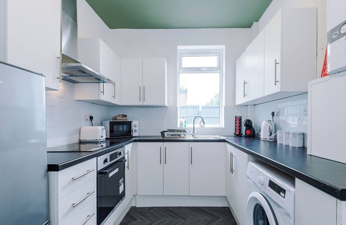Droylsden House | Spacious 2BR House, Free Wi-Fi & Parking, Near Tram Stop, Close to City & Etihad