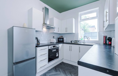 Droylsden House | Spacious 2BR House, Free Wi-Fi & Parking, Near Tram Stop, Close to City & Etihad