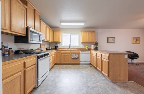 Roseville House | Spacious 2BR House Historic Downtown Roseville