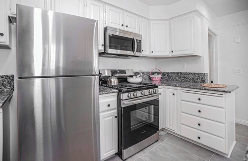 Sawtelle House | Spacious 2BR House by Santa Monica Beach – Front & Back Yard