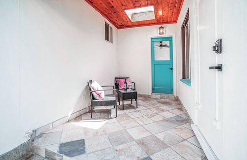 Sawtelle House | Spacious 2BR House by Santa Monica Beach – Front & Back Yard