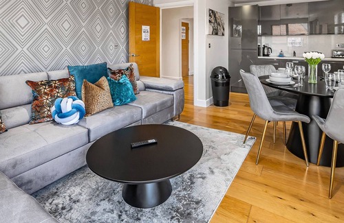 Camberley Apartment | Spacious 2BR in Surrey | Pet-Friendly, Netflix, Parking