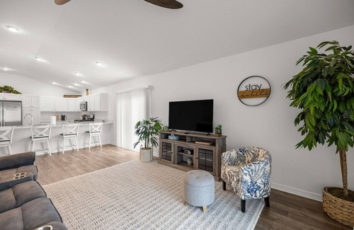 Sumter County House | Spacious 2BR in The Villages | GolfCart | King Bed