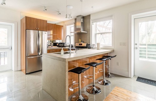 Leslieville Apartment | Spacious 2BR Loft - King Bed - Leslieville